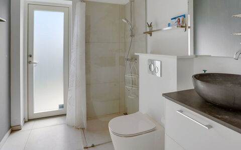 Nimrod - 300M from the Sea: Sol, Mur, Sol, Design Intérieur, Bois, Plafond, Parquet, Éclairage, Meubles, Revêtement De Sol Stratifié