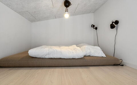 Nimrod - 300M from the Sea: Sol, Mur, Sol, Design Intérieur, Bois, Plafond, Parquet, Éclairage, Meubles, Revêtement De Sol Stratifié