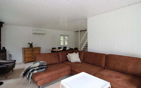 Annlouise - 300M from the Sea: Canapé, Mur, Sol, Bois, Sol, Design Intérieur, Salon, Meubles, Plafond