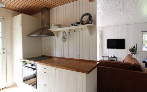 Annlouise - 300M from the Sea: Sol, Bois, Sol, Design Intérieur, Meubles, Cabinetry, Comptoir, Cuisine, Plafond, Tache De Bois