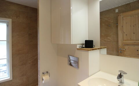 Annlouise - 300M from the Sea: Lavabo, Sol, Luminaire Plomberie, Mur, Design Intérieur, Évier, Sol, Salle De Bains, Bois, Robinet