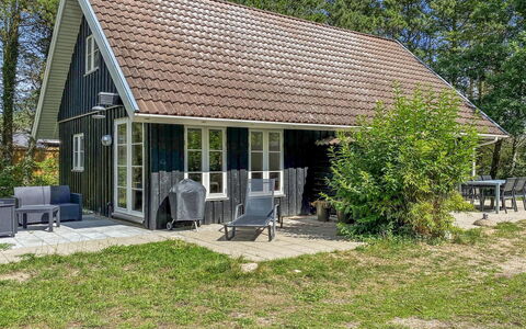 Annlouise - 300M from the Sea: Maison, Toit, Chalet, Domicile, Siding, Pelouse, Jardin, Batiments Jardin, Biens, Porche