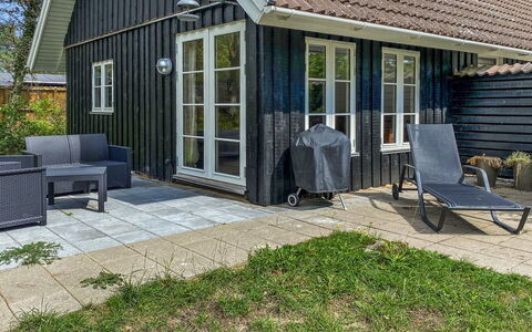 Annlouise - 300M from the Sea: Chalet, Maison, Domicile, Siding, Ombre, Pelouse, Porche, Jardin, Batiments Jardin, Cour