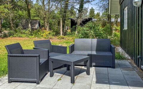 Annlouise - 300M from the Sea: Mobilier De Jardin, Jardin, Dalle, Plante D'Appartement, Pot De Fleur, Patio, Cour, Arrière-Cour, Structure En Plein Air, Accoudoir