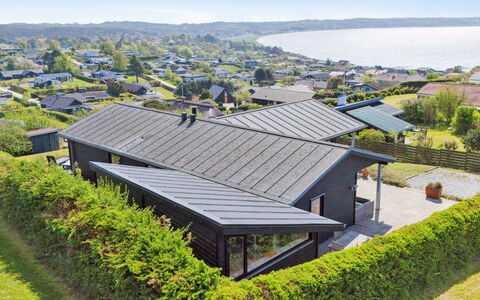 Talika - 700M from the Sea: Toit, Maison, Domicile, Chalet, Siding, Biens, Allée, Batiments Jardin, Cour, Cabanon