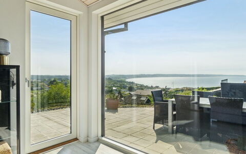 Talika - 700M from the Sea: Toit, Maison, Domicile, Chalet, Siding, Biens, Allée, Batiments Jardin, Cour, Cabanon