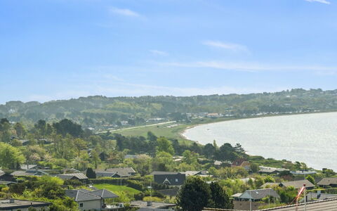 Talika - 700M from the Sea: Toit, Maison, Domicile, Chalet, Siding, Biens, Allée, Batiments Jardin, Cour, Cabanon