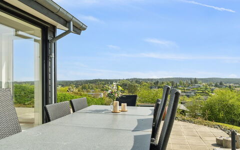 Talika - 700M from the Sea: Toit, Maison, Domicile, Chalet, Siding, Biens, Allée, Batiments Jardin, Cour, Cabanon