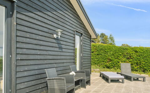 Talika - 700M from the Sea: Toit, Maison, Domicile, Chalet, Siding, Biens, Allée, Batiments Jardin, Cour, Cabanon