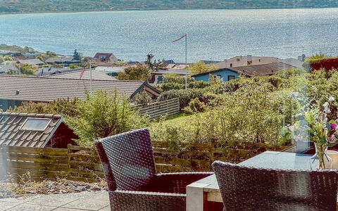 Talika - 700M from the Sea: Toit, Maison, Domicile, Chalet, Siding, Biens, Allée, Batiments Jardin, Cour, Cabanon
