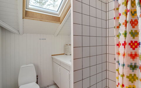 Frandsine - 800M from the Sea: Sol, Mur, Design Intérieur, Sol, Luminaire Plomberie, Bois, Plafond, Salle De Bains, Pièce, Plomberie