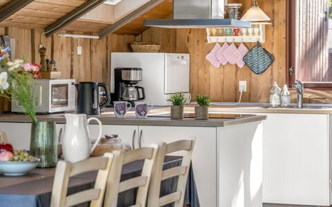 Frandsine - 800M from the Sea: Cuisine, Appareil De Cuisine, Meubles, Comptoir, Design Intérieur, Principaux Appliance, Bois, Sol, Plafond, Cabinetry