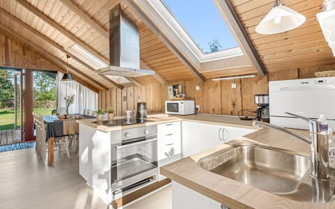 Frandsine - 800M from the Sea: Bois, Plafond, Cuisine, Design Intérieur, Domicile, Comptoir, Principaux Appliance, Luminaire Plomberie, Pièce, Grenier