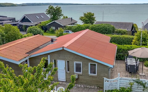 Eilke - 50M from the Sea: Chalet, Domicile, Maison, Toit, Porche, Biens, Siding, Batiments Jardin, Ferme, Cour