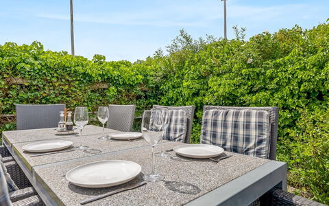 Eilke - 50M from the Sea: Chalet, Domicile, Maison, Toit, Porche, Biens, Siding, Batiments Jardin, Ferme, Cour