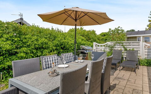 Eilke - 50M from the Sea: Chalet, Domicile, Maison, Toit, Porche, Biens, Siding, Batiments Jardin, Ferme, Cour
