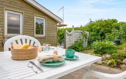 Eilke - 50M from the Sea: Chalet, Domicile, Maison, Toit, Porche, Biens, Siding, Batiments Jardin, Ferme, Cour