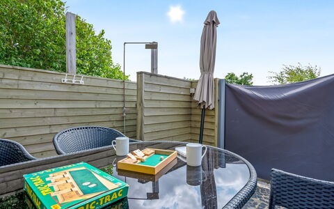 Eilke - 50M from the Sea: Chalet, Domicile, Maison, Toit, Porche, Biens, Siding, Batiments Jardin, Ferme, Cour