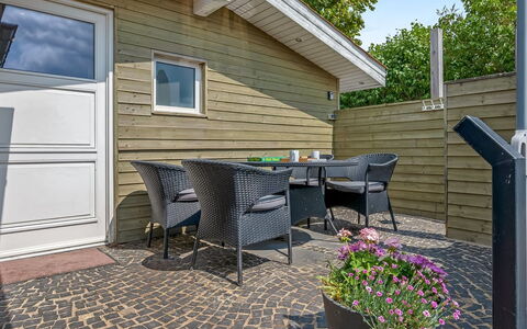 Eilke - 50M from the Sea: Chalet, Domicile, Maison, Toit, Porche, Biens, Siding, Batiments Jardin, Ferme, Cour