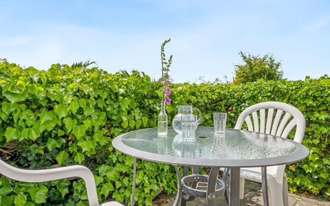 Eilke - 50M from the Sea: Chalet, Domicile, Maison, Toit, Porche, Biens, Siding, Batiments Jardin, Ferme, Cour