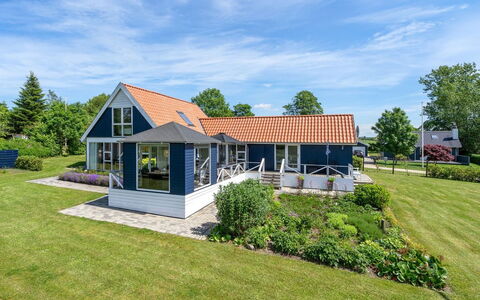 Edvia - 700M to the Fjord: Domicile, Toit, Maison, Chalet, Biens, Pelouse, Ferme, Ombre, Jardin, Aménagement Paysager