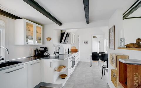 Edvia - 700M to the Fjord: Cuisine, Design Intérieur, Comptoir, Sol, Meubles, Plafond, Cabinetry, Appareil De Cuisine, Sol, Luminaire