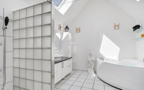 Edvia - 700M to the Fjord: Design Intérieur, Luminaire Plomberie, Sol, Plafond, Baignoire, Sol, Salle De Bains, Robinet, Plomberie, Pièce