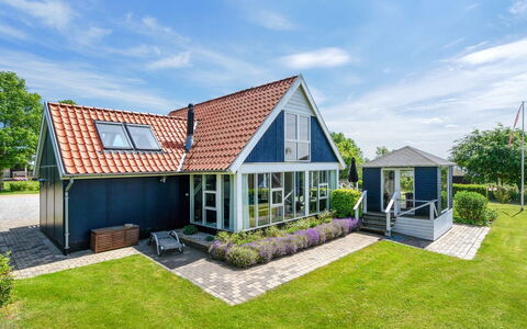 Edvia - 700M to the Fjord: Bleu, Domicile, Toit, Maison, Zone Résidentielle, Architecture, Chalet, Biens, Pelouse, Jardin