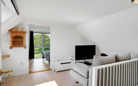 Edvia - 700M to the Fjord: Meubles, Design Intérieur, Bois, Sol, Plafond, Sol, Pièce, Domicile, Canapé, Salon