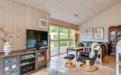 Anselm: Meubles, Design Intérieur, Sol, Bois, Plafond, Canapé, Sol, Salon, Pièce, Éclairage