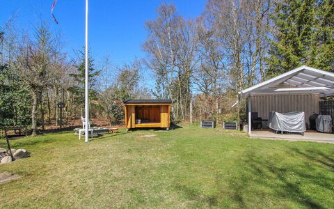 Razmo - 300M from the Sea: Toit, Maison, Domicile, Chalet, Siding, Biens, Allée, Batiments Jardin, Cour, Cabanon