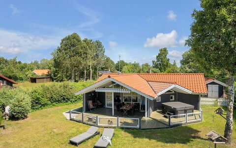 Waltraud - 500M from the Sea: Bois, Toit, Domicile, Maison, Architecture, Siding, Lot Terre, Chalet, Cabanon, Batiments Jardin