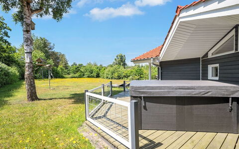 Waltraud - 500M from the Sea: Bois, Toit, Domicile, Maison, Architecture, Siding, Lot Terre, Chalet, Cabanon, Batiments Jardin