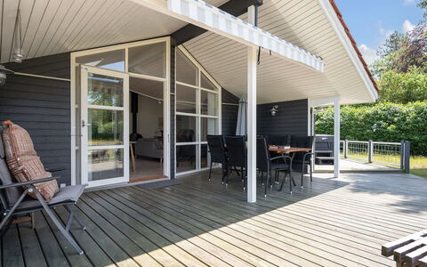 Waltraud - 500M from the Sea: Bois, Toit, Domicile, Maison, Architecture, Siding, Lot Terre, Chalet, Cabanon, Batiments Jardin