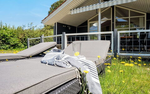 Waltraud - 500M from the Sea: Bois, Toit, Domicile, Maison, Architecture, Siding, Lot Terre, Chalet, Cabanon, Batiments Jardin