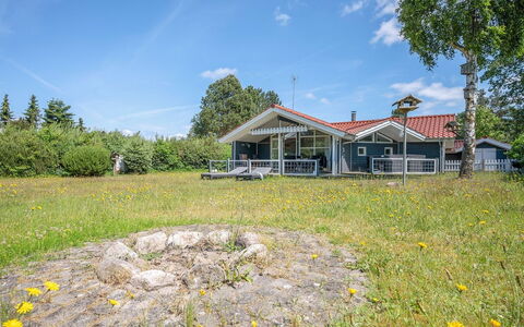 Waltraud - 500M from the Sea: Bois, Toit, Domicile, Maison, Architecture, Siding, Lot Terre, Chalet, Cabanon, Batiments Jardin