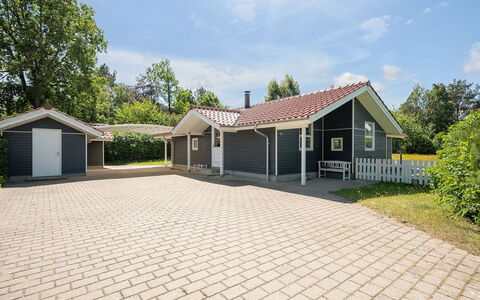 Waltraud - 500M from the Sea: Bois, Toit, Domicile, Maison, Architecture, Siding, Lot Terre, Chalet, Cabanon, Batiments Jardin