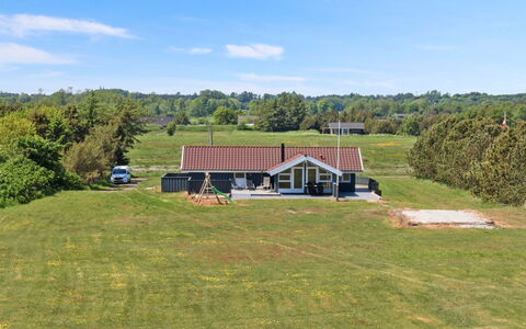Edmer - 50M from the Sea: Toit, Maison, Domicile, Chalet, Siding, Biens, Allée, Batiments Jardin, Cour, Cabanon