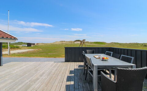 Edmer - 50M from the Sea: Toit, Maison, Domicile, Chalet, Siding, Biens, Allée, Batiments Jardin, Cour, Cabanon