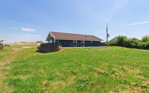 Edmer - 50M from the Sea: Toit, Maison, Domicile, Chalet, Siding, Biens, Allée, Batiments Jardin, Cour, Cabanon