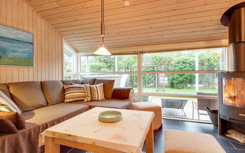 Albertina - 200M from the Sea: Toit, Maison, Domicile, Chalet, Porte, Siding, Plate-Forme, Porche, Planche, Dur