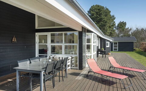 Ayen - 1.5Km from the Sea: Bois, Architecture, Domicile, Porte, Porche, Ombre, Plate-Forme, Mobilier De Jardin, Chaise, Patio