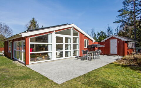 Alisia - 400M from the Sea: Toit, Maison, Domicile, Chalet, Siding, Biens, Allée, Batiments Jardin, Cour, Cabanon