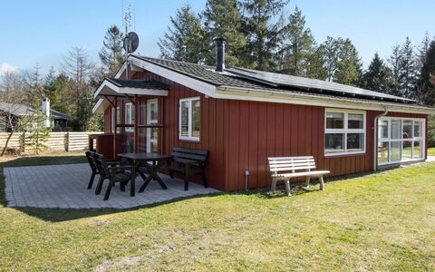 Alisia - 400M from the Sea: Toit, Maison, Domicile, Chalet, Siding, Biens, Allée, Batiments Jardin, Cour, Cabanon