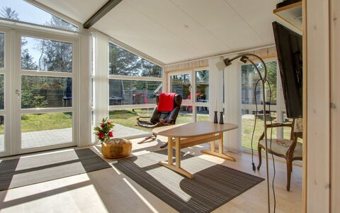 Alisia - 400M from the Sea: Toit, Maison, Domicile, Chalet, Siding, Biens, Allée, Batiments Jardin, Cour, Cabanon