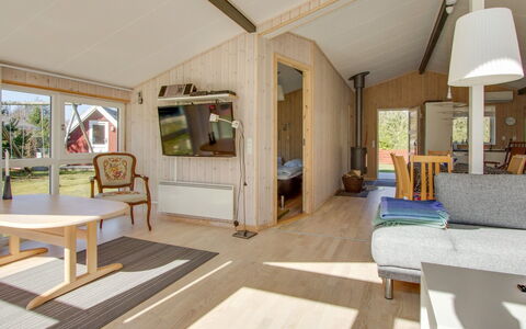 Alisia - 400M from the Sea: Toit, Maison, Domicile, Chalet, Siding, Biens, Allée, Batiments Jardin, Cour, Cabanon