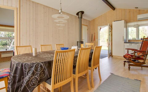 Alisia - 400M from the Sea: Toit, Maison, Domicile, Chalet, Siding, Biens, Allée, Batiments Jardin, Cour, Cabanon