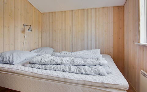 Alisia - 400M from the Sea: Toit, Maison, Domicile, Chalet, Siding, Biens, Allée, Batiments Jardin, Cour, Cabanon