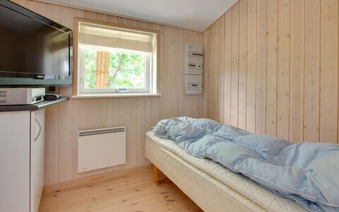 Alisia - 400M from the Sea: Toit, Maison, Domicile, Chalet, Siding, Biens, Allée, Batiments Jardin, Cour, Cabanon
