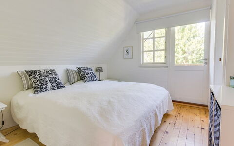 Enya - 600M from the Sea: Lit, Chambre, Sol, Design Intérieur, Literie, Sol, Drap De Lit, Bois, Linge, Plafond